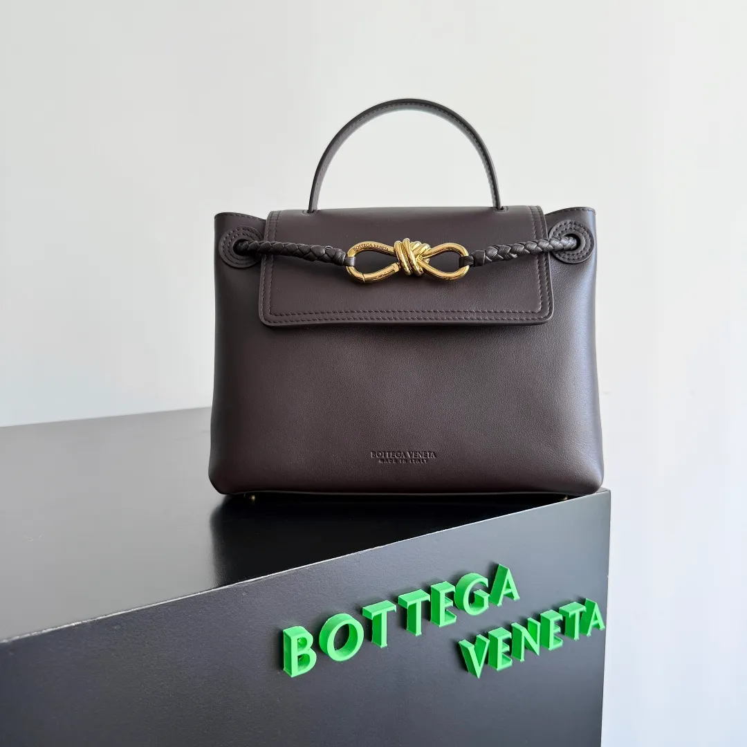 Batch 2060 BottegaVeneta Latest Ciao Ciao Bag Silky cowhide two-way flap handbag with signature twist detail, hidden hook closure, flap can be fastened to the front or attached to the INTRECCIATO woven internal pocket, comes with an adjustable and removable crossbody strap, internal compartment, and also features a zippered pocket. The surprise flap has various shapes. Style 1 - Cover the bag surface, exposing the knot and knot decoration. Style 2 - Place the flap inside the bag. A buckle is also designed. Style 3 - The U-shaped position of the top handle in the hand bag. Style No.: 835835 Size: 26*19*10.5cm